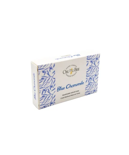 Χειροποίητο σαπούνι με μπλε χαμομήλι, ιδανικό για ευαίσθητες επιδερμίδες και δερματικά προβλήματα.